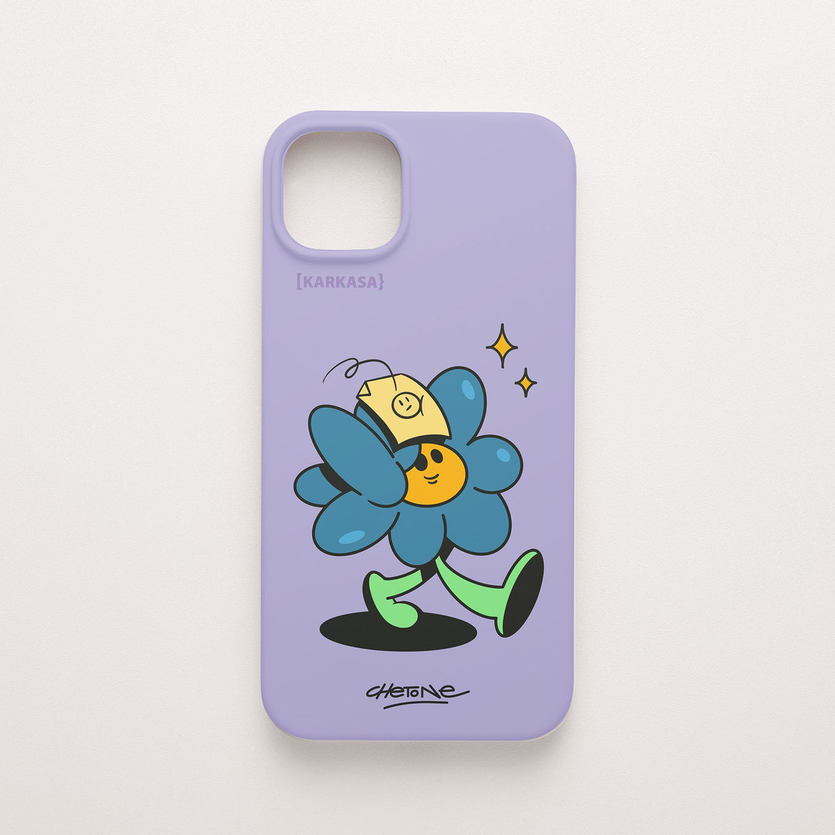 Funda de móvil de silicona lila con una flor azul con gorra amarilla y destellos, diseño No Bobo de Chetone Sánchez para KARKASA.