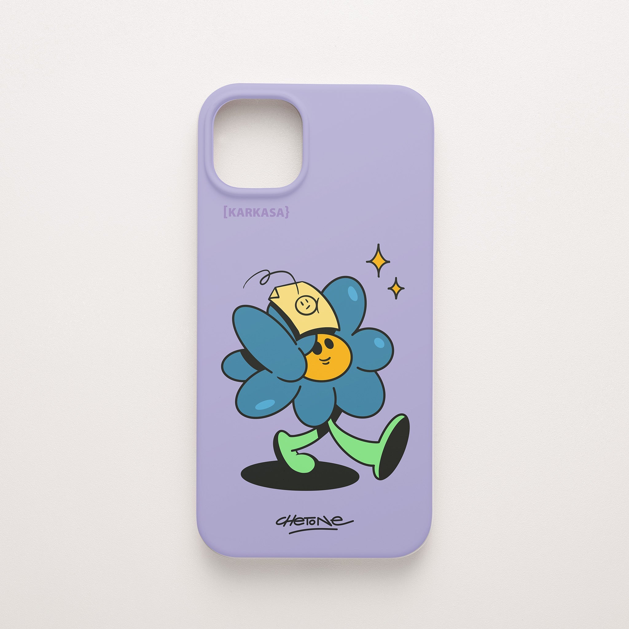 Funda de móvil de silicona lila con una flor azul con gorra amarilla y destellos, diseño No Bobo de Chetone Sánchez para KARKASA.