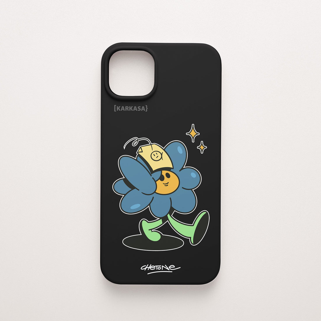 Funda de móvil de silicona negra con una flor azul con gorra amarilla y destellos perfilada en blanco, diseño No Bobo de Chetone Sánchez para KARKASA.