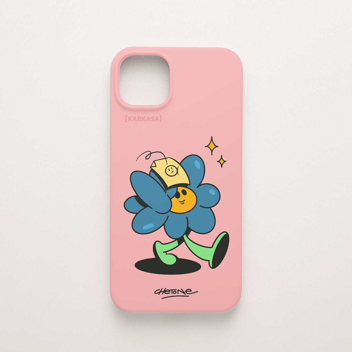 Funda de móvil de silicona rosa chicle con una flor azul con gorra amarilla y destellos, diseño No Bobo de Chetone Sánchez para KARKASA.