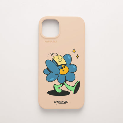 Funda de móvil de silicona rosa nude con una flor azul con gorra amarilla y destellos, diseño No Bobo de Chetone Sánchez para KARKASA.