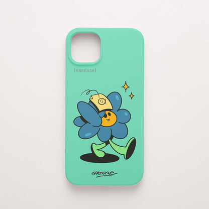 Funda de móvil de silicona verde menta con una flor azul con gorra amarilla y destellos, diseño No Bobo de Chetone Sánchez para KARKASA.