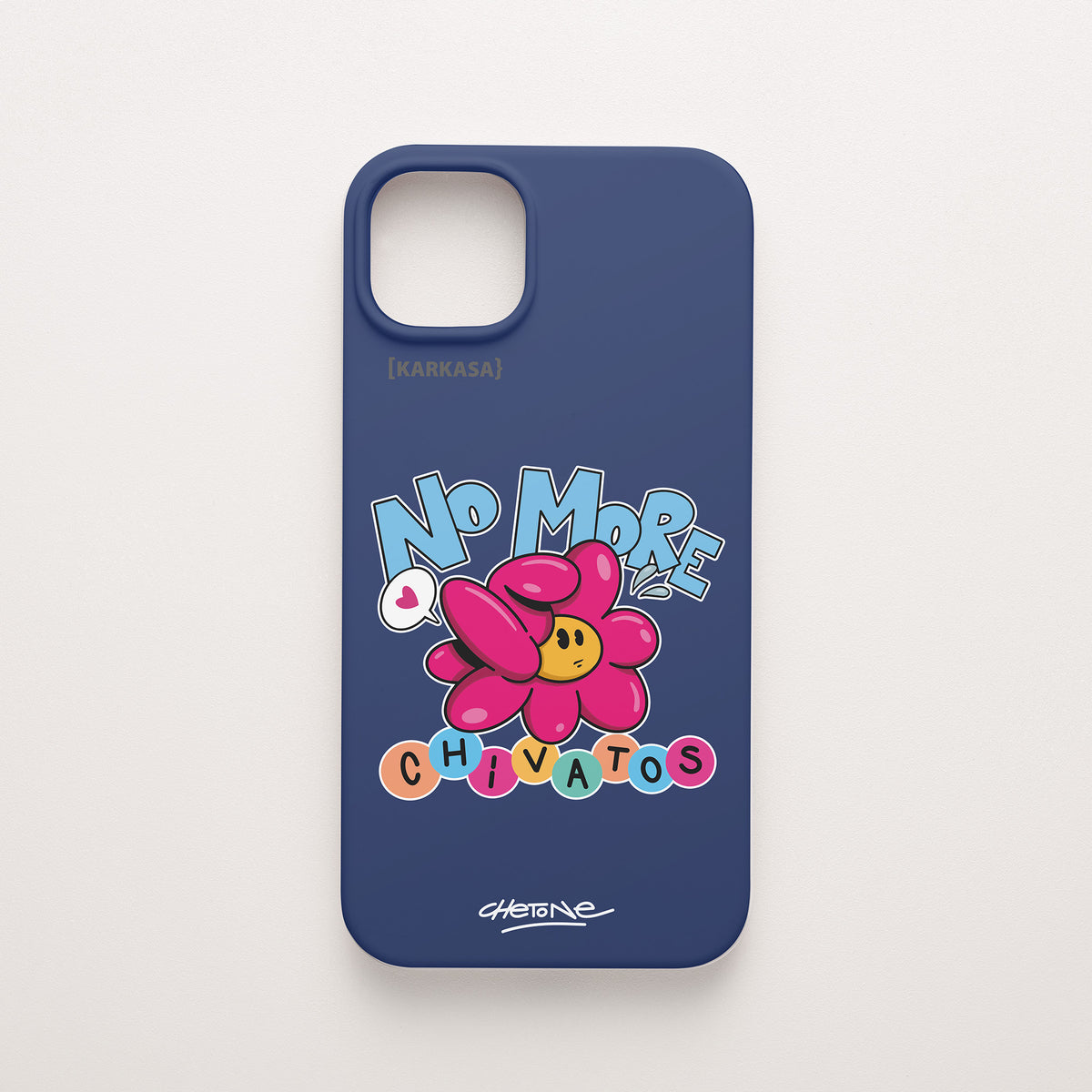 Funda de móvil de silicona azul marino con una flor rosa y el rótulo «No more chivatos», todo perfilado en blanco, diseño No More Chivatos de Chetone Sánchez para KARKASA.