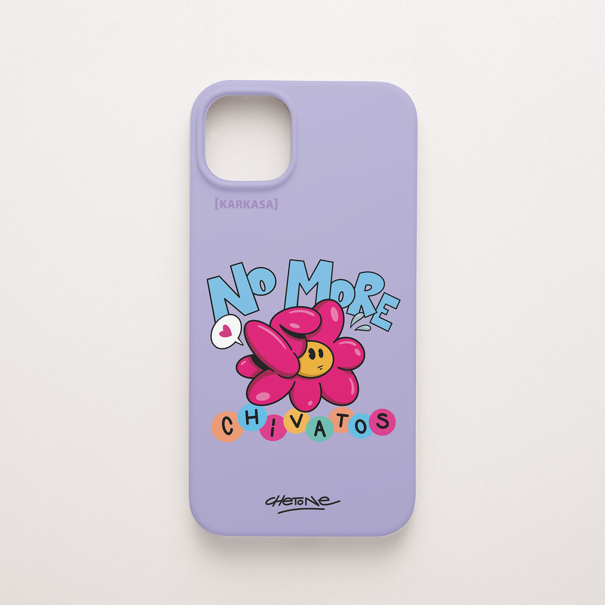 Funda de móvil de silicona lila con una flor rosa y el rótulo «No more chivatos», diseño No More Chivatos de Chetone Sánchez para KARKASA.