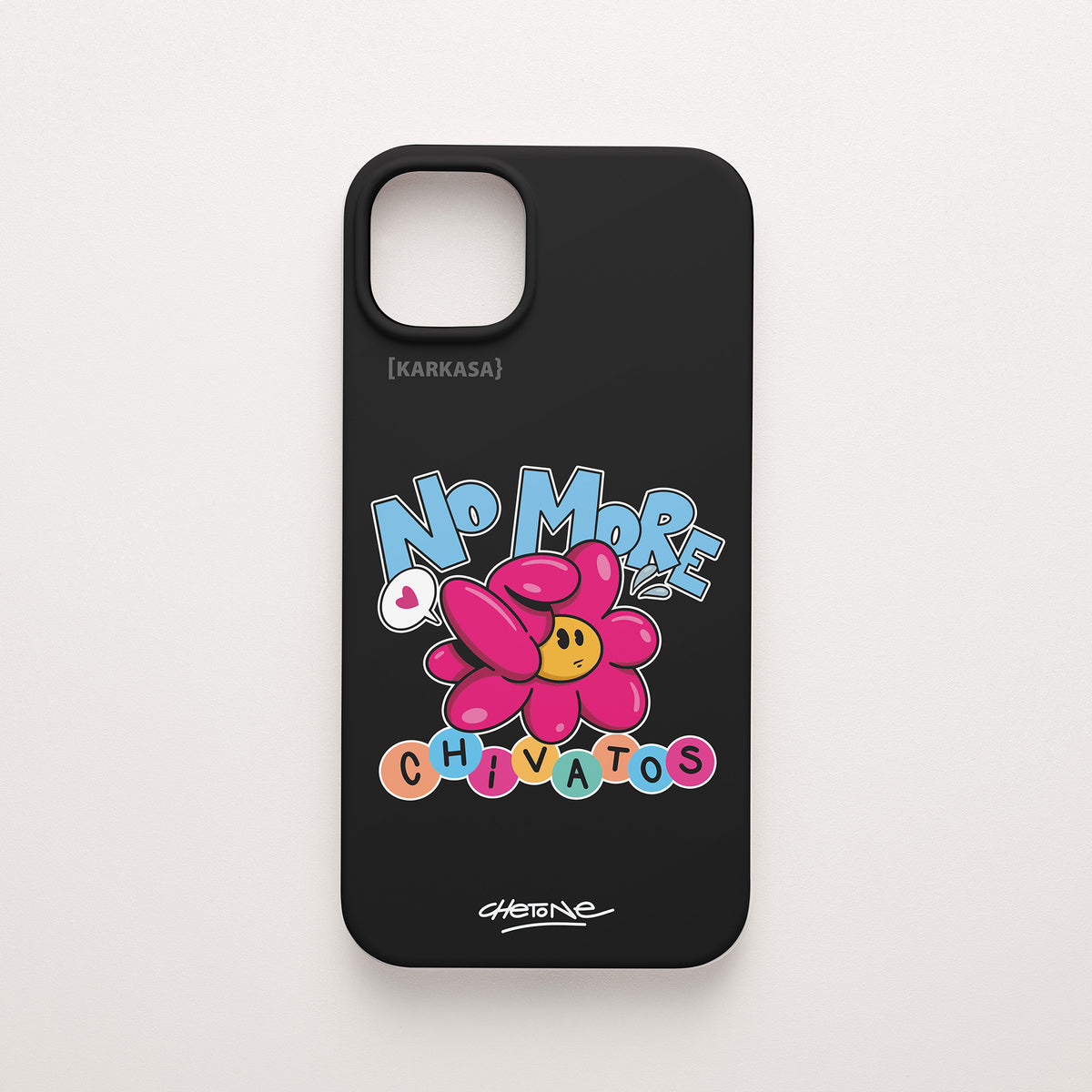 Funda de móvil de silicona negra con una flor rosa y el rótulo «No more chivatos», todo perfilado en blanco, diseño No More Chivatos de Chetone Sánchez para KARKASA.