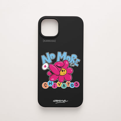 Funda de móvil de silicona negra con una flor rosa y el rótulo «No more chivatos», todo perfilado en blanco, diseño No More Chivatos de Chetone Sánchez para KARKASA.