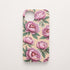 Funda móvil Nube de Peonías KARKASA en Silk Touch rosa nude con diseño floral de peonías rosas.