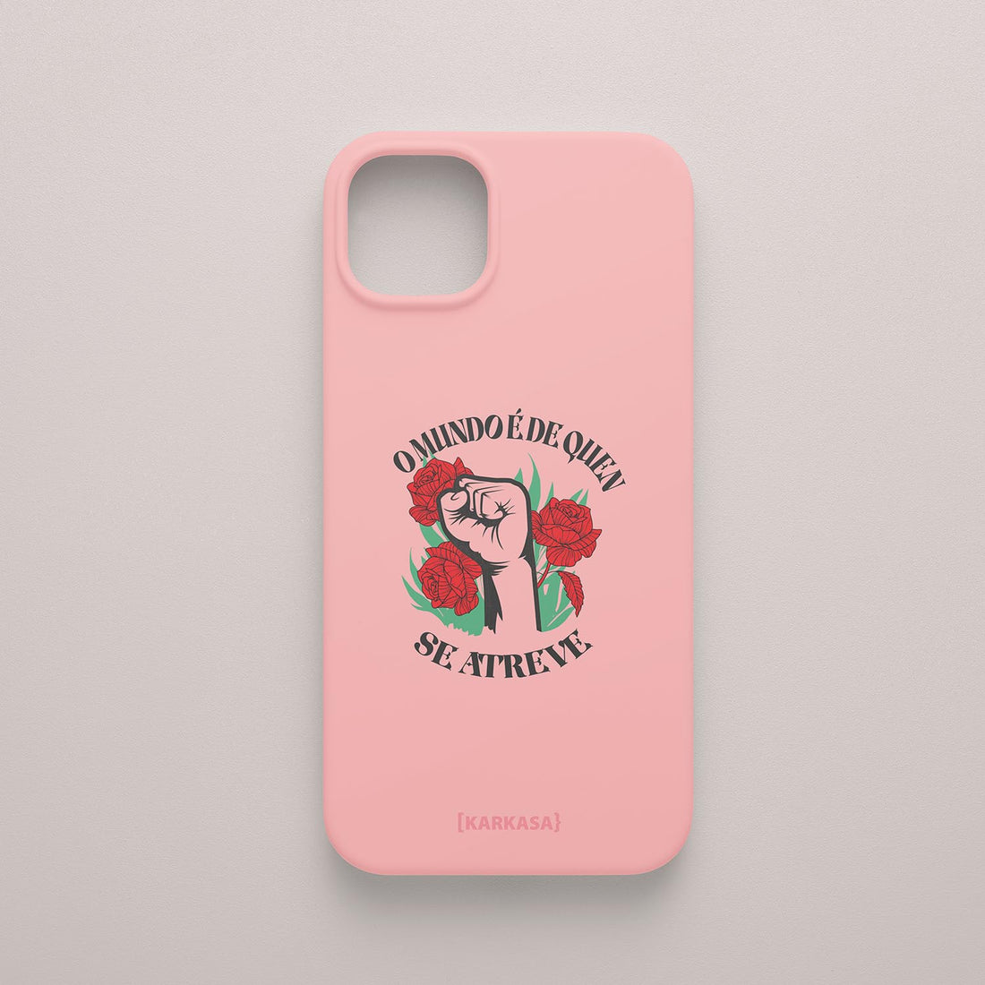 Funda rosa chicle con ilustración de un puño alzado rodeado de rosas rojas y la frase gallega "O mundo é de quen se atreve", diseño de Son un Toxo.