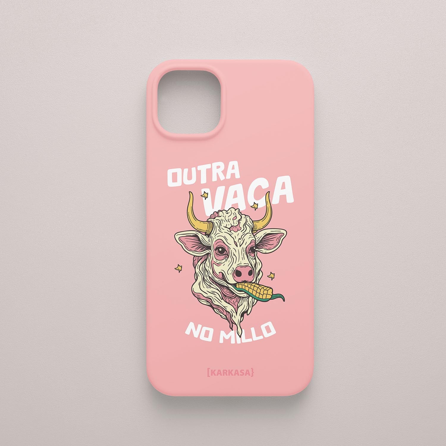Funda rosa chicle con ilustración de una cabeza de vaca comiendo una mazorca de maíz y el texto "Outra Vaca No Millo", diseño de Son un Toxo.