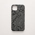 Funda de móvil de silicona negra con un gran paisley rodeado de hojas y flores en tonos plata. Paisley Plata, diseño original de KARKASA.