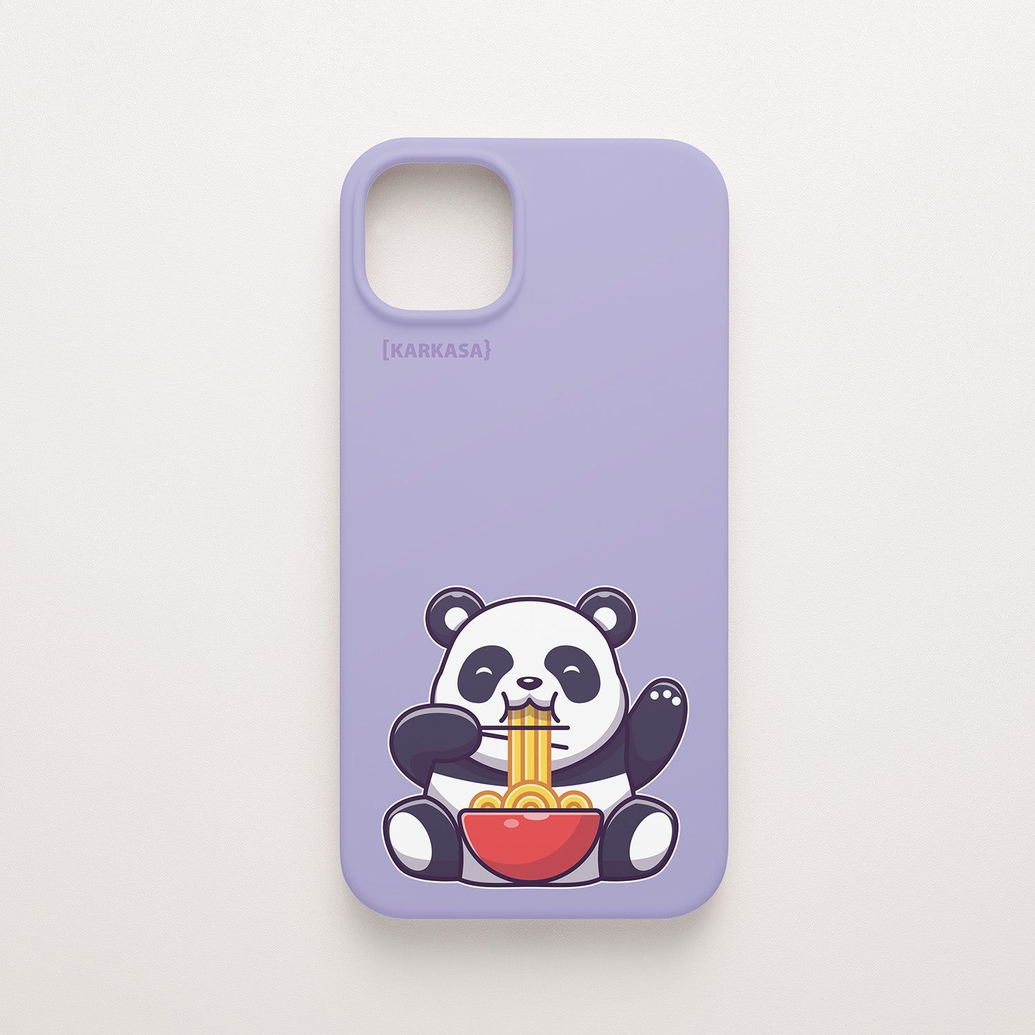 Funda KARKASA Silk Touch lila con ilustración kawaii de un oso panda comiendo un bol de ramen. Carcasa de estilo anime japonés.
