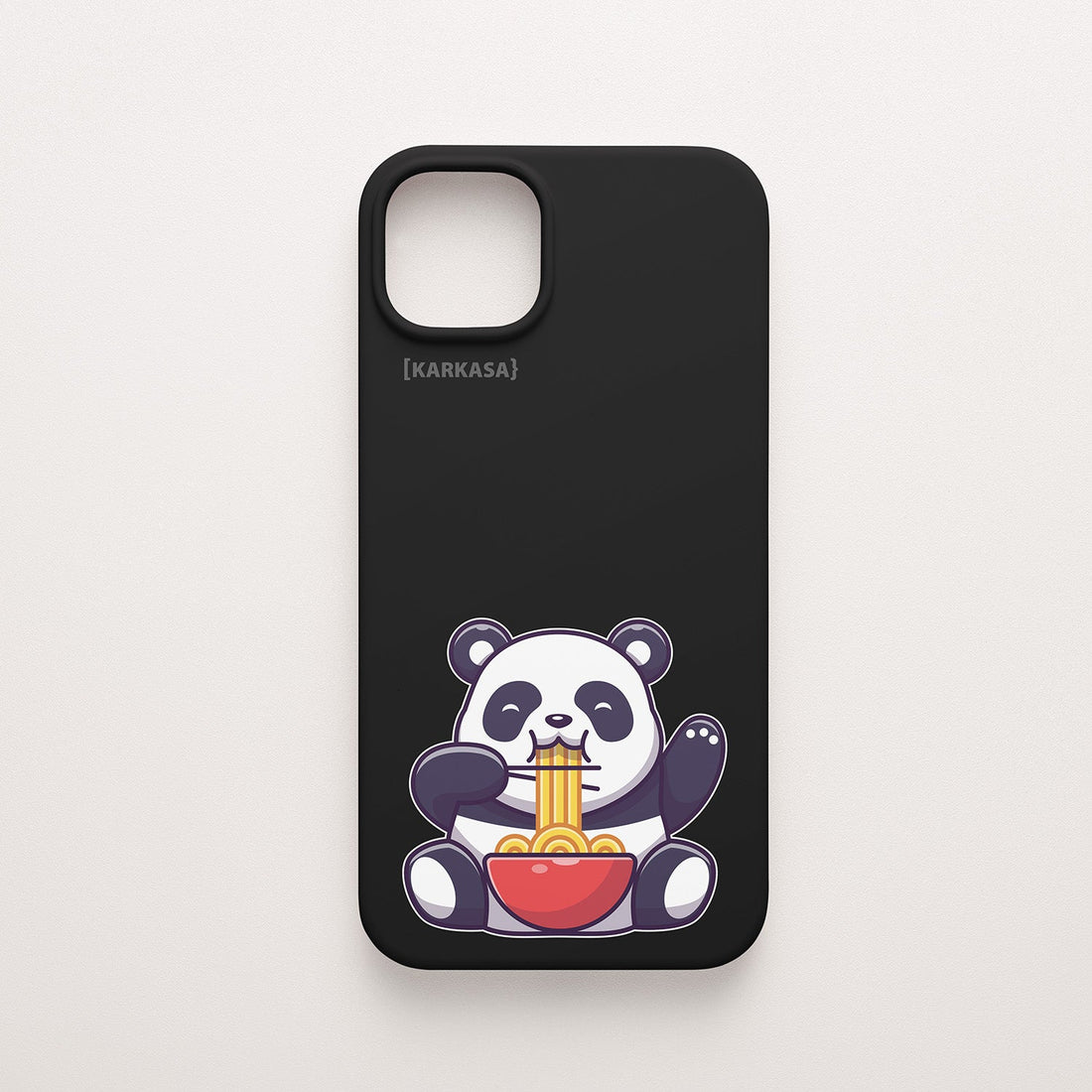 Funda KARKASA Silk Touch negra con ilustración kawaii de un oso panda comiendo un bol de ramen. Carcasa de estilo anime japonés.