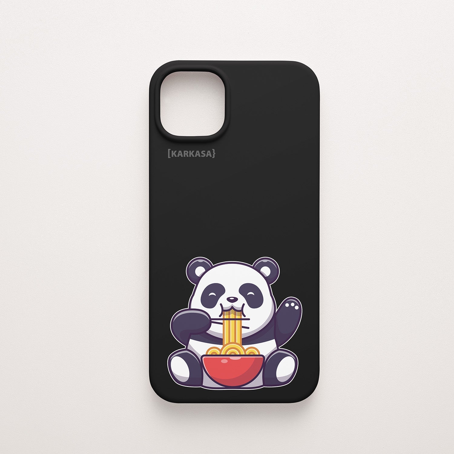 Funda KARKASA Silk Touch negra con ilustración kawaii de un oso panda comiendo un bol de ramen. Carcasa de estilo anime japonés.