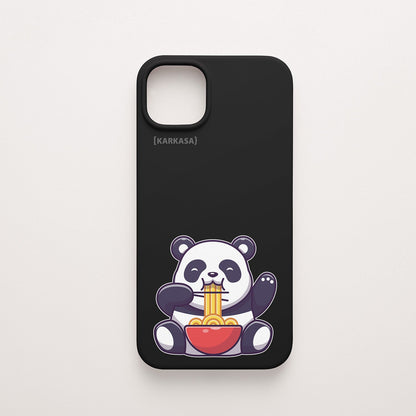 Funda KARKASA Silk Touch negra con ilustración kawaii de un oso panda comiendo un bol de ramen. Carcasa de estilo anime japonés.