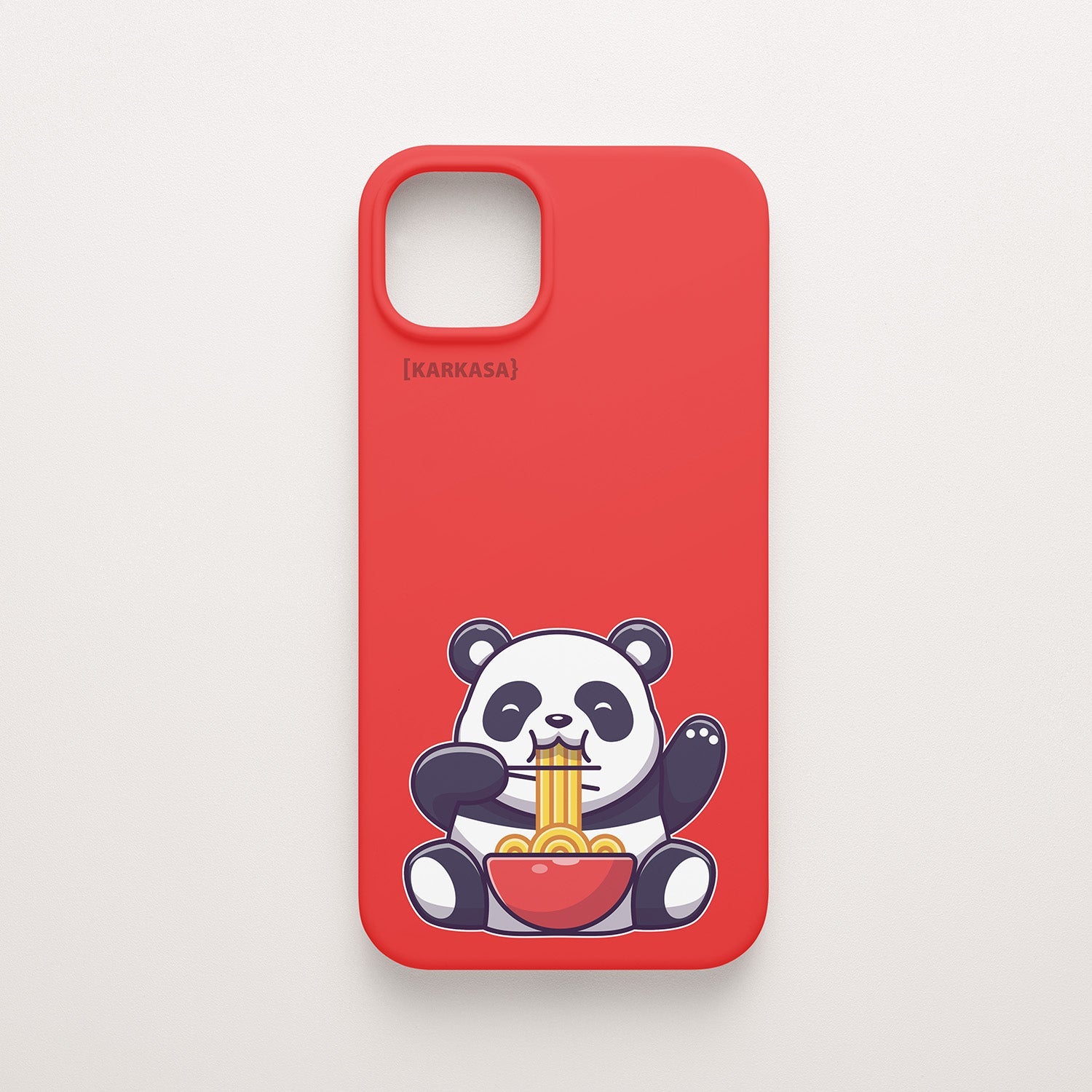 Funda KARKASA Silk Touch roja con ilustración kawaii de un oso panda comiendo un bol de ramen. Carcasa de estilo anime japonés.
