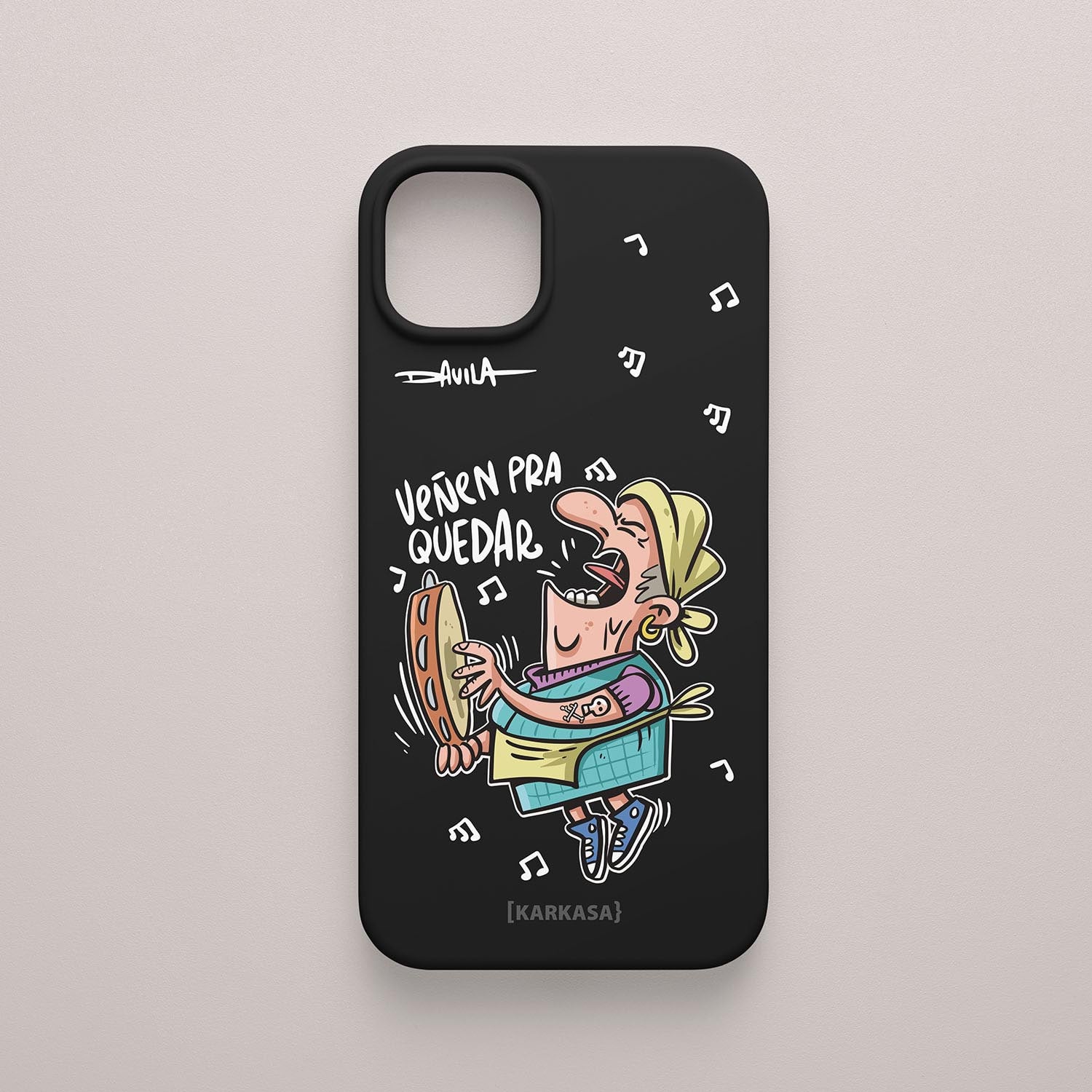 Funda de móvil negra con ilustración de Dora cantando con pandereta y frase “Veñen pra quedar”, humor gallego de Davila para KARKASA.