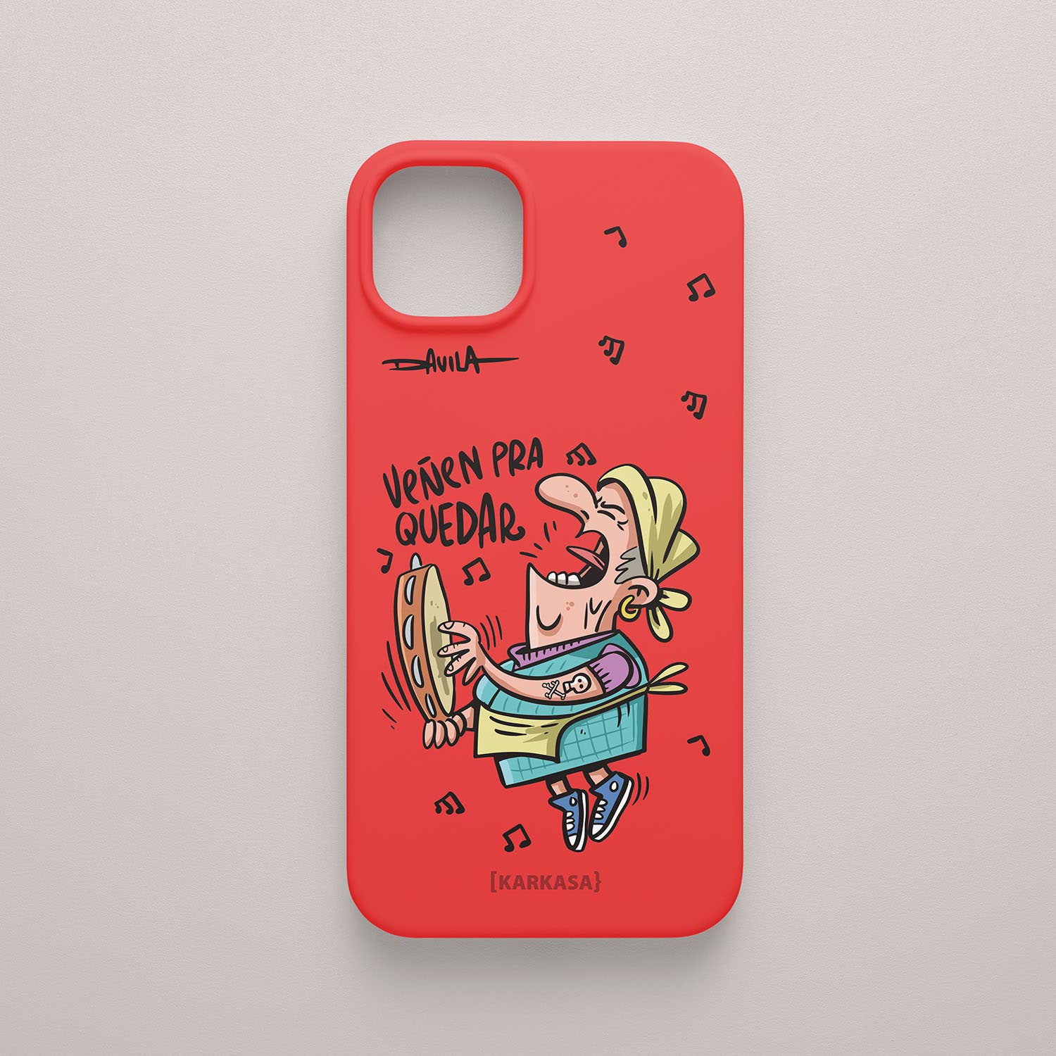 Funda de móvil roja con personaje de Dora en plena actuación con pandereta, frase “Veñen pra quedar”, estilo gallego de Davila para KARKASA.