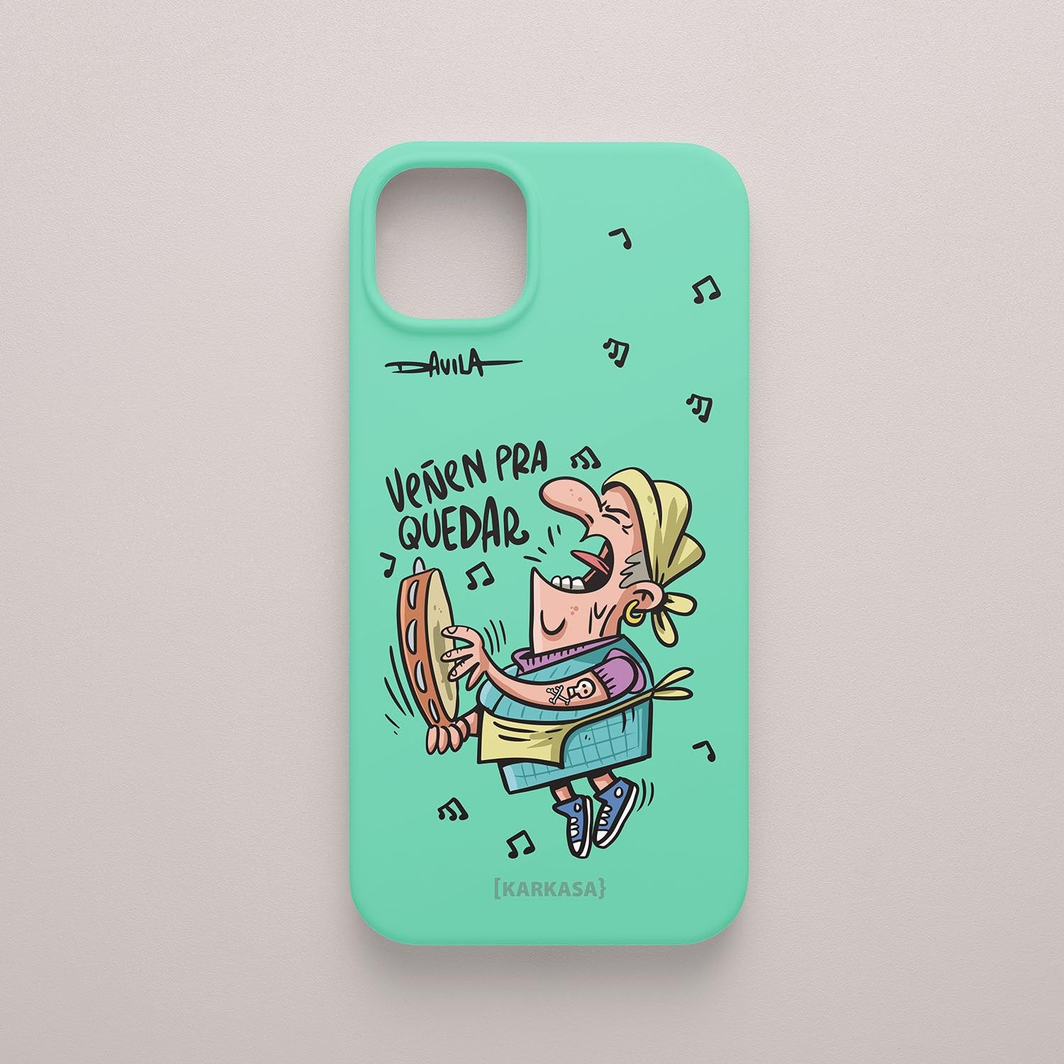 Funda de móvil verde mar con ilustración cómica de Dora pandereteira cantando “Veñen pra quedar”, diseño original de Davila para KARKASA.