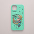 Funda de móvil verde mar con ilustración cómica de Dora pandereteira cantando “Veñen pra quedar”, diseño original de Davila para KARKASA.