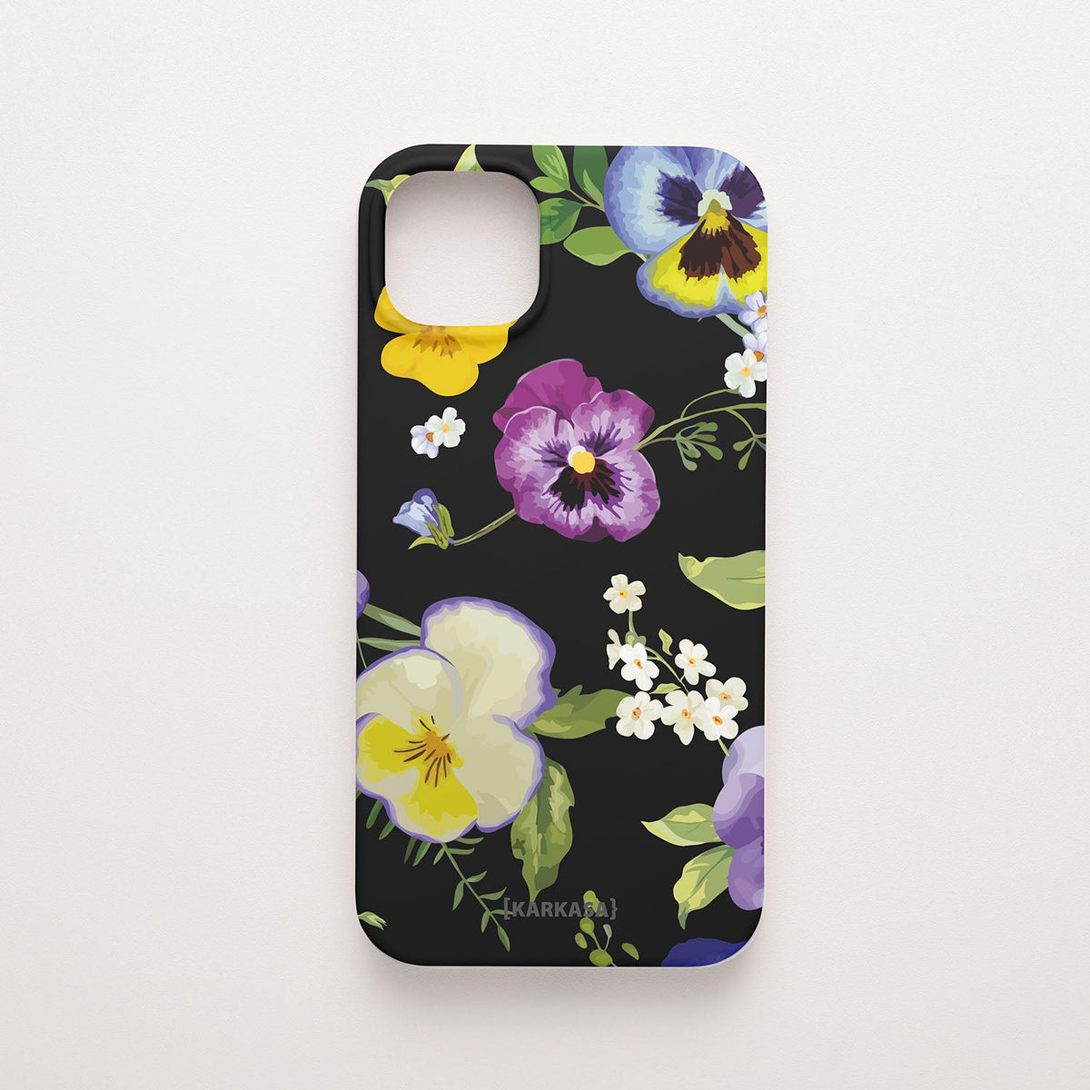 Funda móvil Pensamientos de Ensueño KARKASA en Silk Touch negra con diseño floral de pensamientos amarillos, violetas y azules.