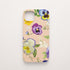 Funda móvil Pensamientos de Ensueño KARKASA en Silk Touch rosa nude con diseño floral de pensamientos amarillos, violetas y azules.