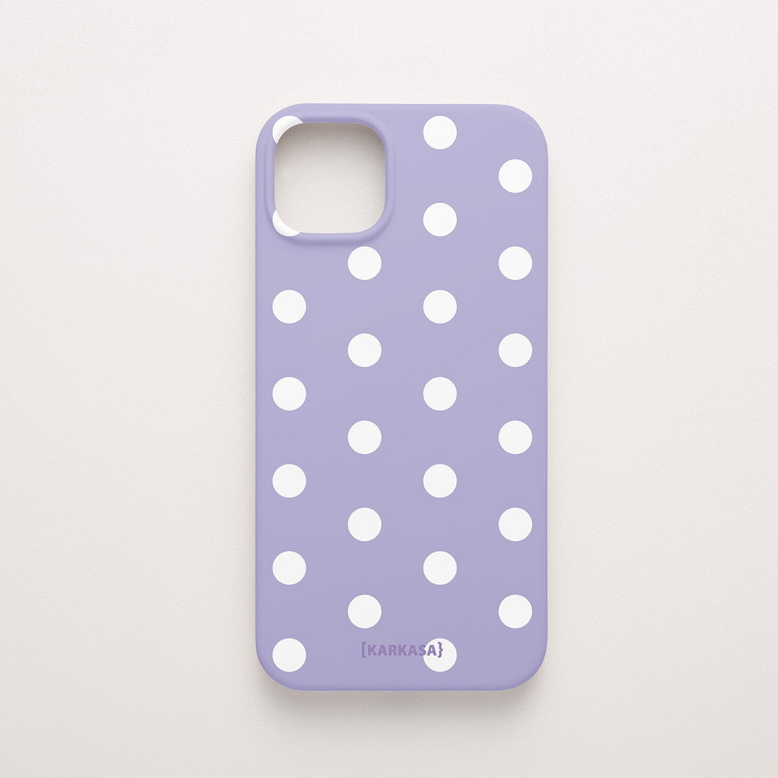 Funda KARKASA Silk Touch lila con estampado clásico de lunares blancos (polka dots). Carcasa mate de silicona estilo retro vintage.