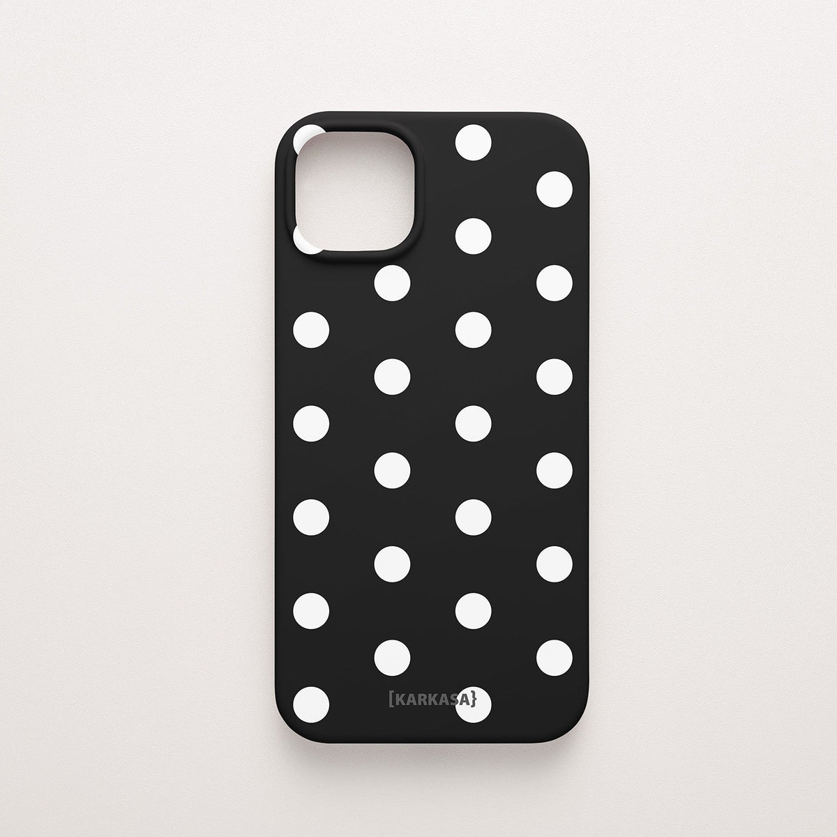 Funda KARKASA Silk Touch negra con estampado clásico de lunares blancos (polka dots). Carcasa mate de silicona estilo retro vintage.