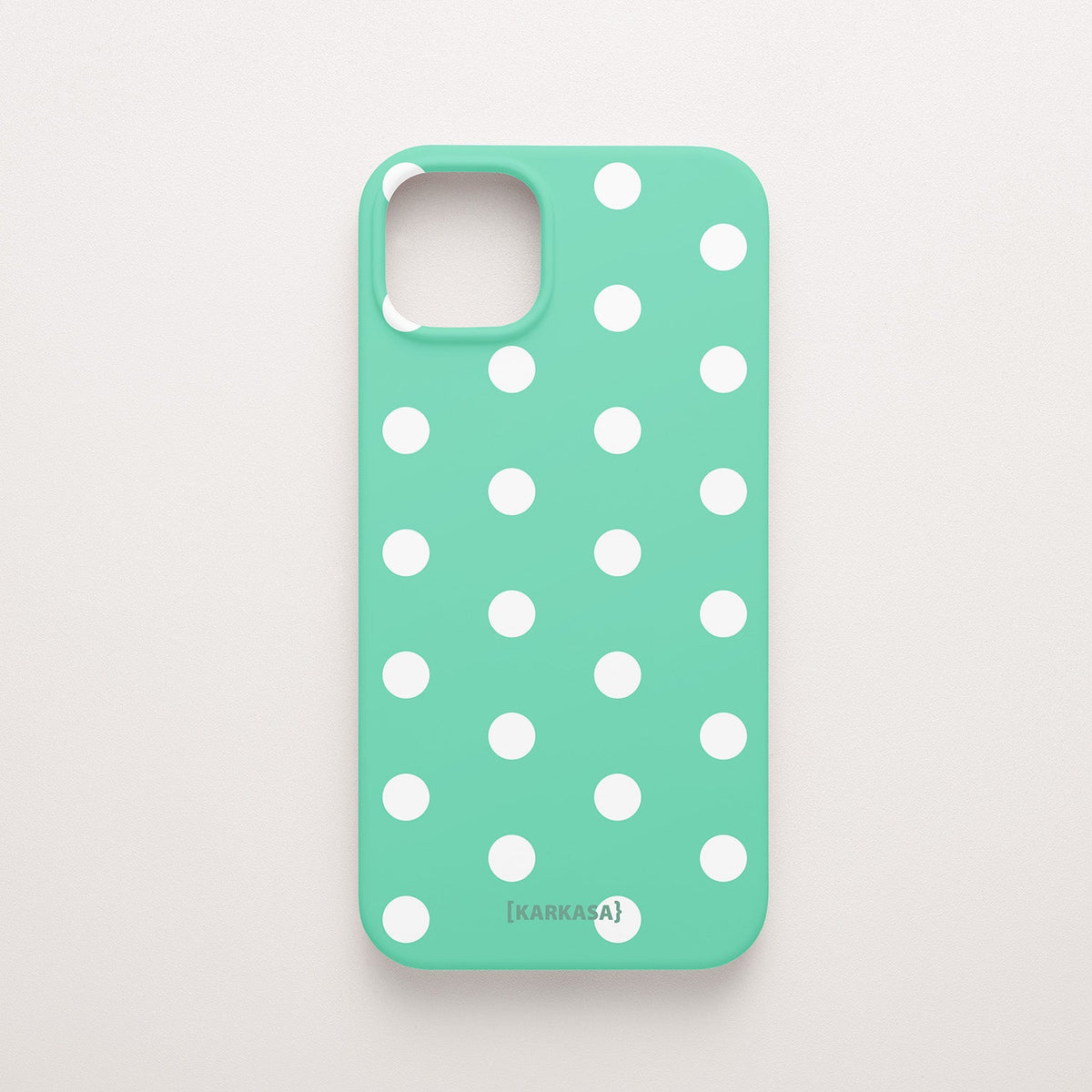 Funda KARKASA Silk Touch verde menta con estampado clásico de lunares blancos (polka dots). Carcasa mate de silicona estilo retro vintage.