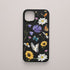 Funda móvil Pradera de Mariposas KARKASA en Silk Touch negra con mariposas, margaritas y flores silvestres