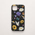 Funda móvil Pradera de Mariposas KARKASA en Silk Touch negra con mariposas, margaritas y flores silvestres.