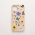 Funda móvil Pradera de Mariposas KARKASA en Silk Touch rosa nude con mariposas, margaritas y flores silvestres.