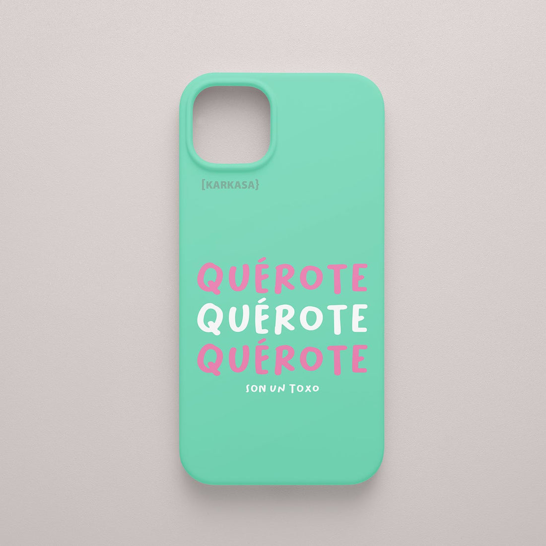 Funda verde menta con la palabra "QUÉROTE" repetida tres veces en color rosa, diseño moderno de amor de Son un Toxo.