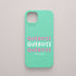 Funda verde menta con la palabra "QUÉROTE" repetida tres veces en color rosa, diseño moderno de amor de Son un Toxo.