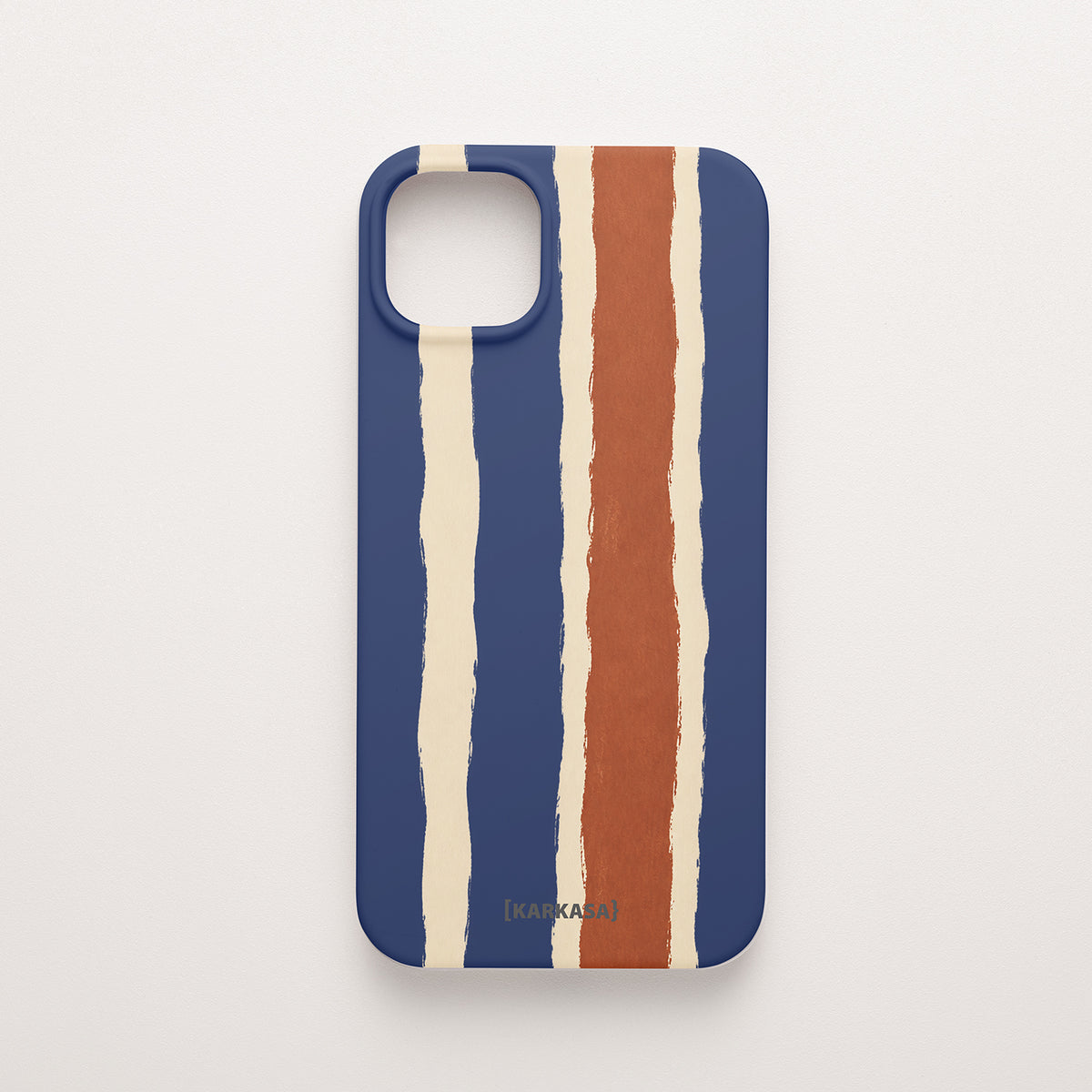 Funda de móvil de silicona azul marino con rayas verticales de trazo irregular en crema y terracota. Rayas Terracota, diseño original de KARKASA.