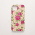 Funda móvil Rosas de Ensueño KARKASA en Silk Touch rosa nude con diseño floral de rosas rosas y hojas verdes.