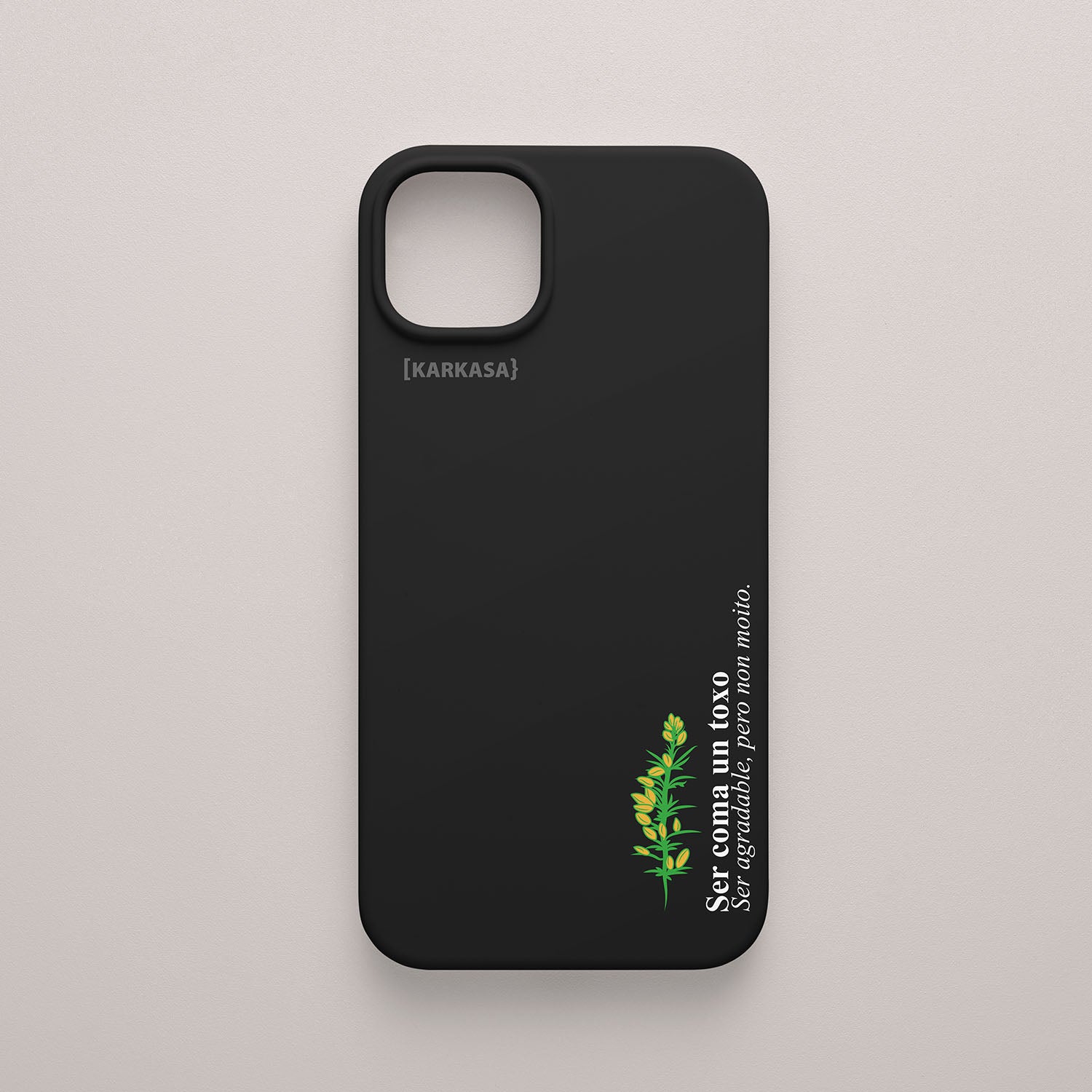 Funda negra con texto vertical "Ser coma un toxo" y una ilustración de una rama de tojo con flores amarillas, diseño de Son un Toxo.