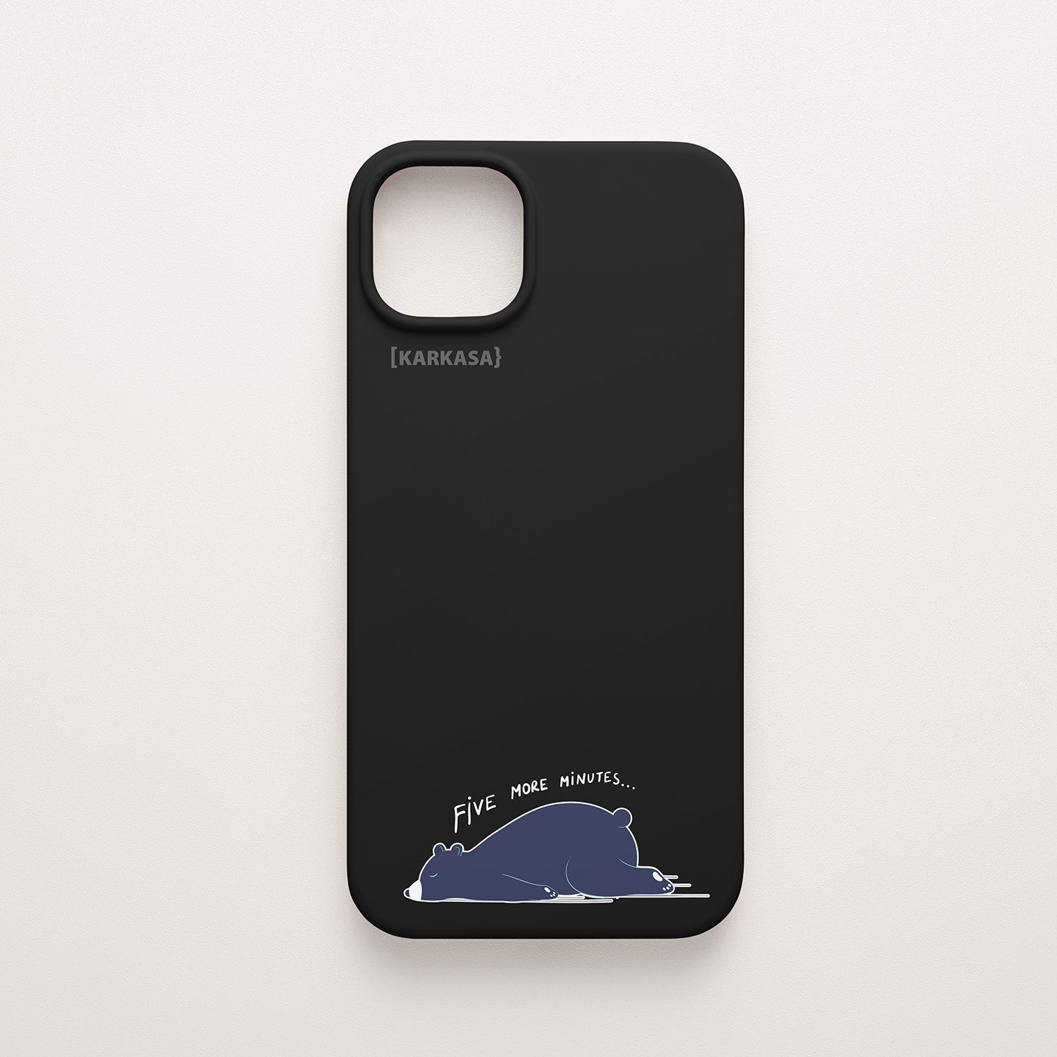Funda KARKASA Silk Touch negra con ilustración minimalista de un oso negro durmiendo y frase Five More Minutes. Carcasa mate de silicona para smartphone.