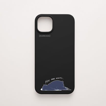 Funda KARKASA Silk Touch negra con ilustración minimalista de un oso negro durmiendo y frase Five More Minutes. Carcasa mate de silicona para smartphone.