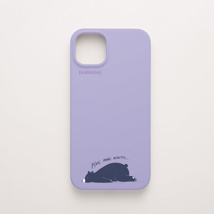 Funda KARKASA Silk Touch lila con ilustración minimalista de un oso negro durmiendo y frase Five More Minutes. Carcasa mate de silicona para smartphone.