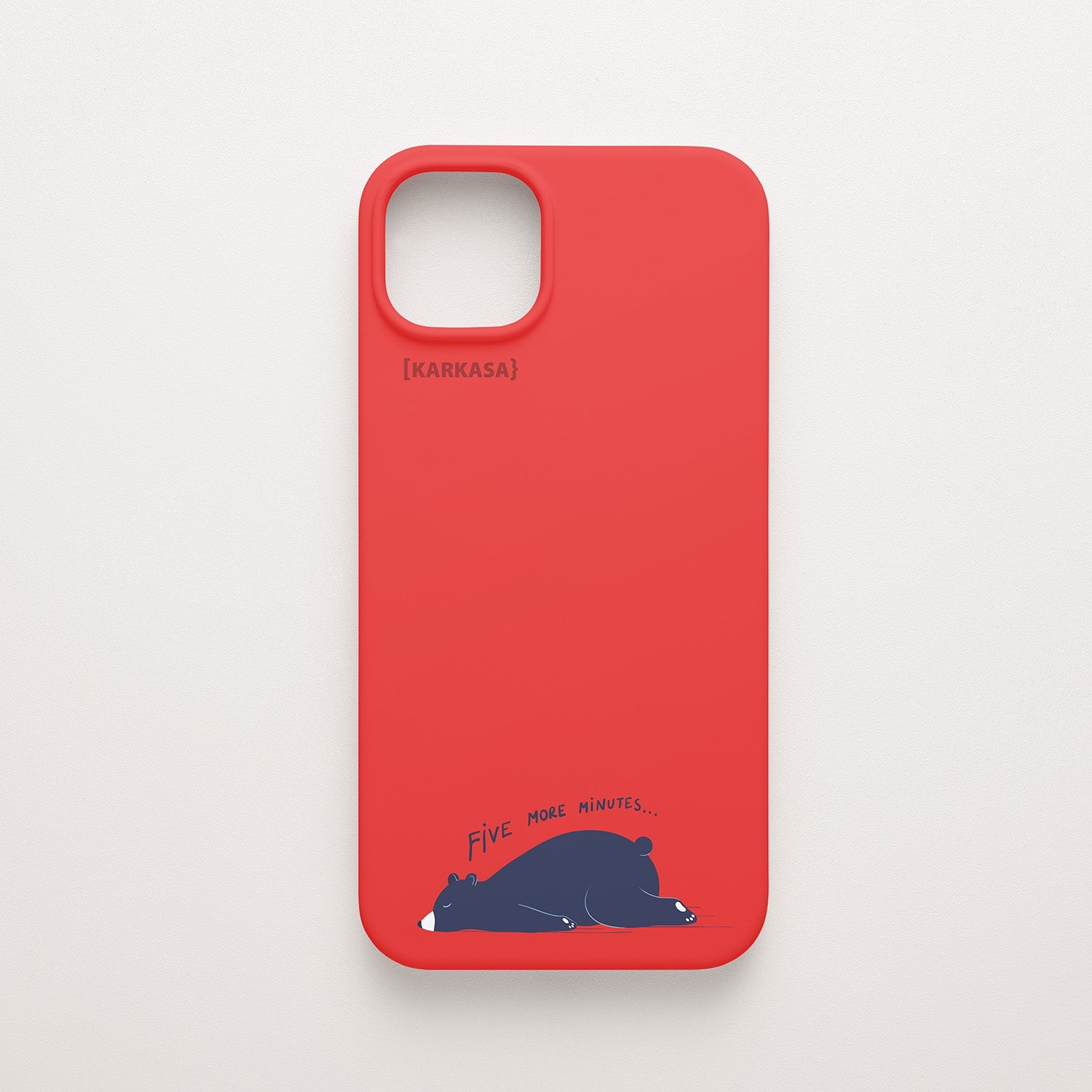 Funda KARKASA Silk Touch roja con ilustración minimalista de un oso negro durmiendo y frase Five More Minutes. Carcasa mate de silicona para smartphone.