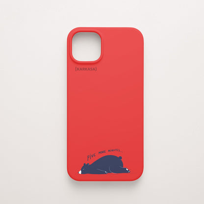 Funda KARKASA Silk Touch roja con ilustración minimalista de un oso negro durmiendo y frase Five More Minutes. Carcasa mate de silicona para smartphone.