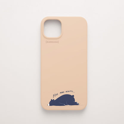 Funda KARKASA Silk Touch rosa nude con ilustración minimalista de un oso negro durmiendo y frase Five More Minutes. Carcasa mate de silicona para smartphone.