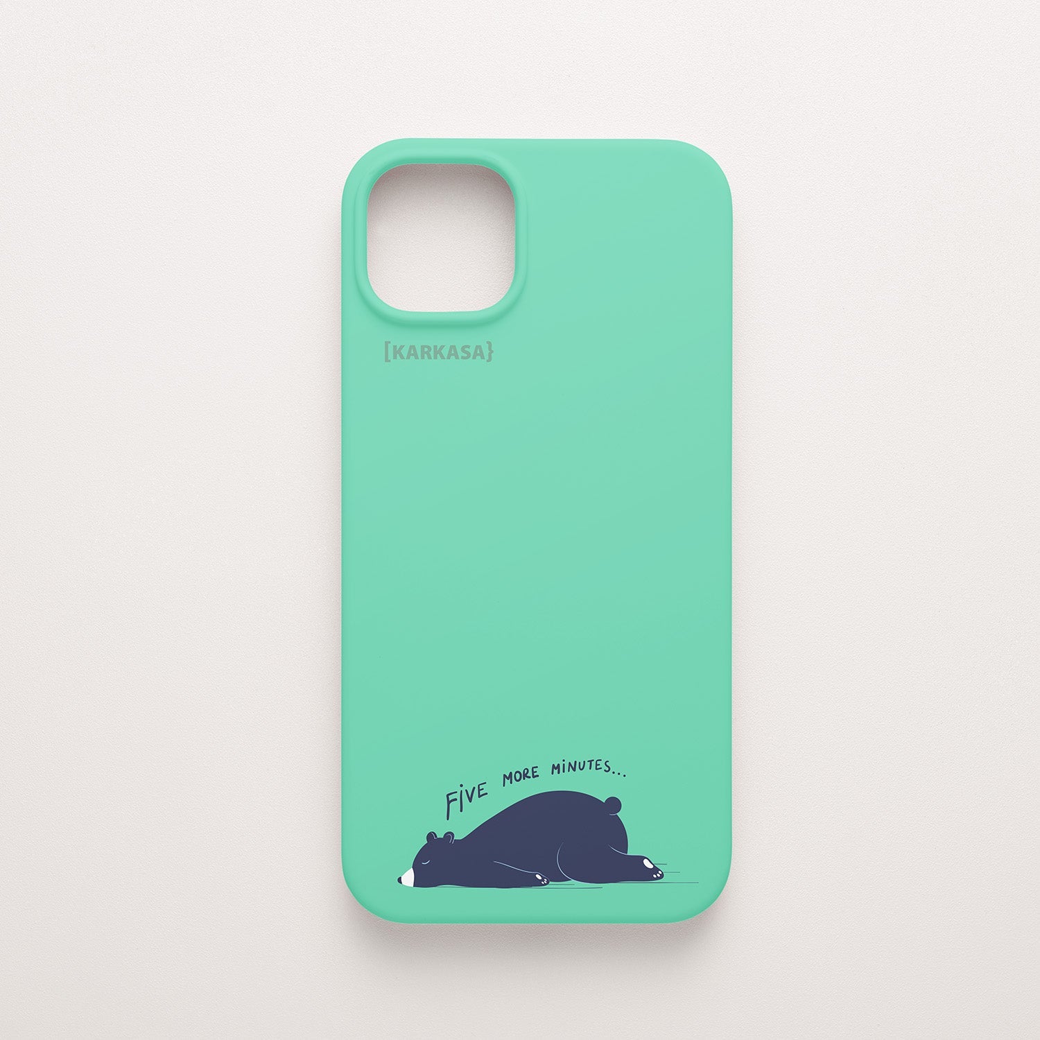 Funda KARKASA Silk Touch verde menta con ilustración minimalista de un oso negro durmiendo y frase Five More Minutes. Carcasa mate de silicona para smartphone.