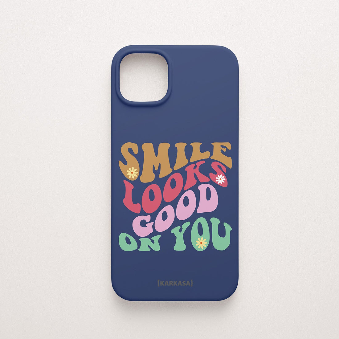 Funda KARKASA Silk Touch azul marino con frase Smile Looks Good On You en tipografía groovy psicodélica de colores. Carcasa mate de silicona para smartphone.