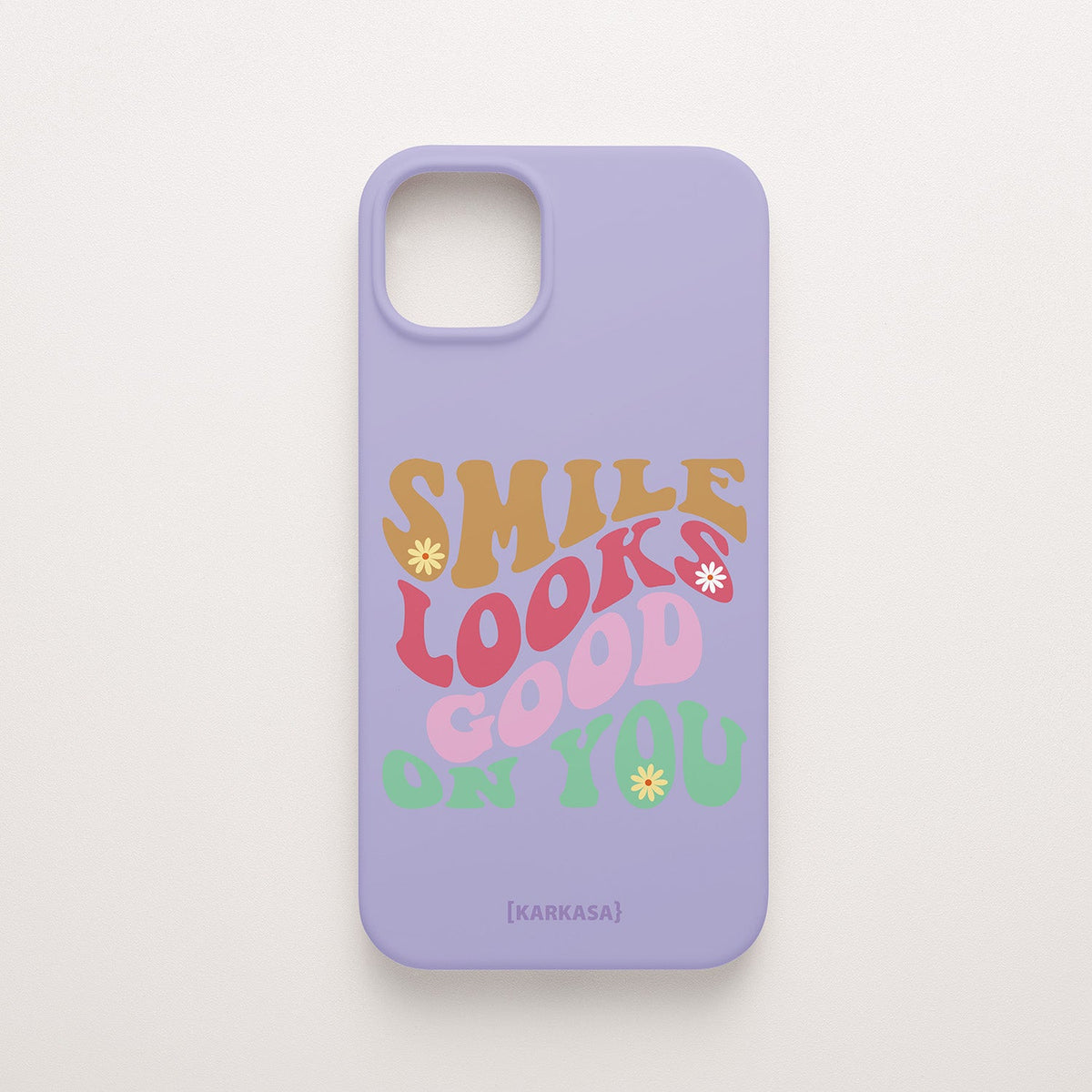 Funda KARKASA Silk Touch lila con frase Smile Looks Good On You en tipografía groovy psicodélica de colores. Carcasa mate de silicona para smartphone.