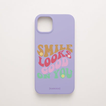 Funda KARKASA Silk Touch lila con frase Smile Looks Good On You en tipografía groovy psicodélica de colores. Carcasa mate de silicona para smartphone.