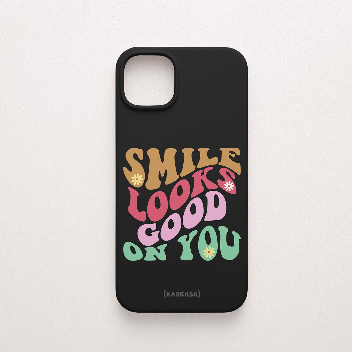 Funda KARKASA Silk Touch negra con frase Smile Looks Good On You en tipografía groovy psicodélica de colores. Carcasa mate de silicona para smartphone.