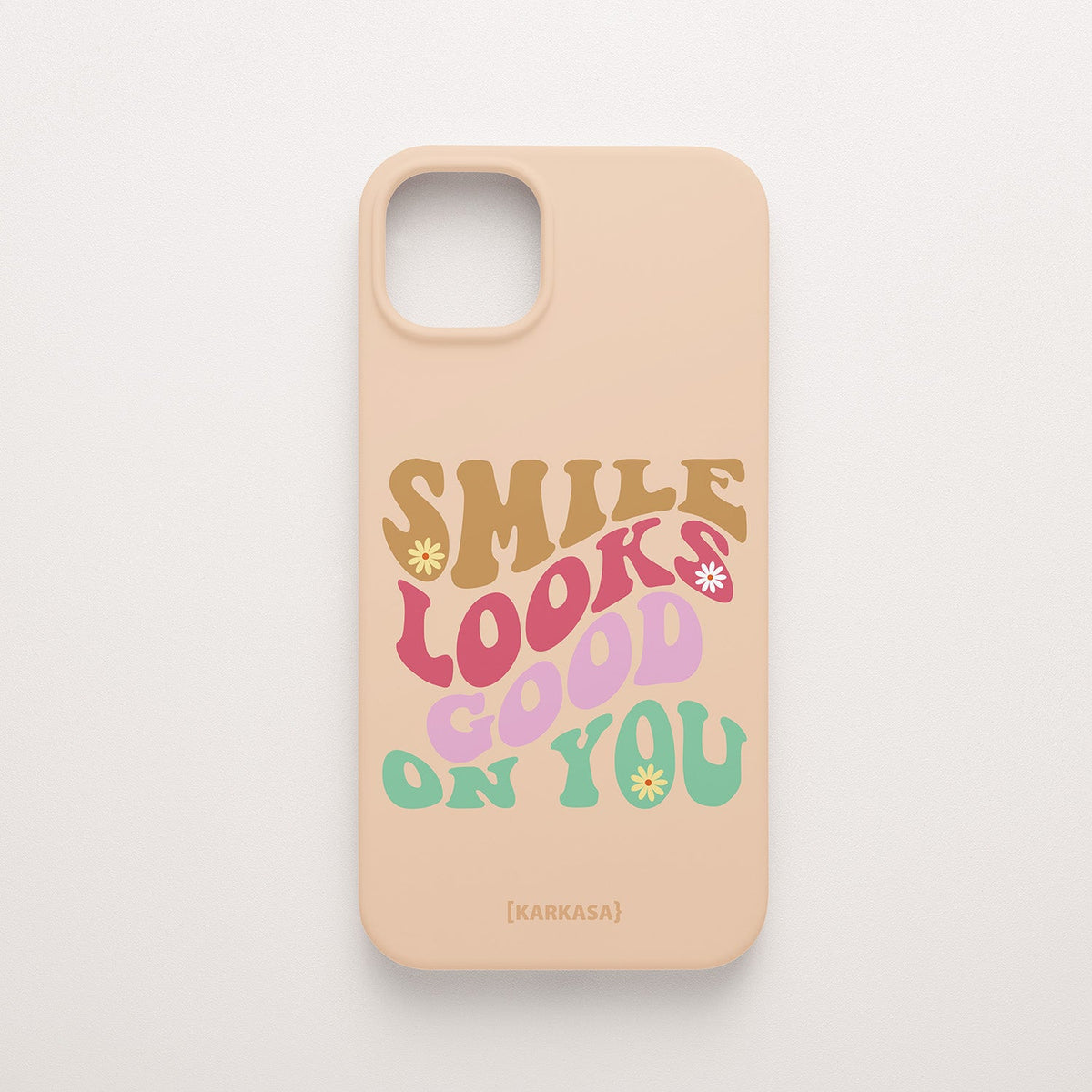 Funda KARKASA Silk Touch rosa nude con frase Smile Looks Good On You en tipografía groovy psicodélica de colores. Carcasa mate de silicona para smartphone.
