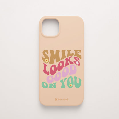 Funda KARKASA Silk Touch rosa nude con frase Smile Looks Good On You en tipografía groovy psicodélica de colores. Carcasa mate de silicona para smartphone.