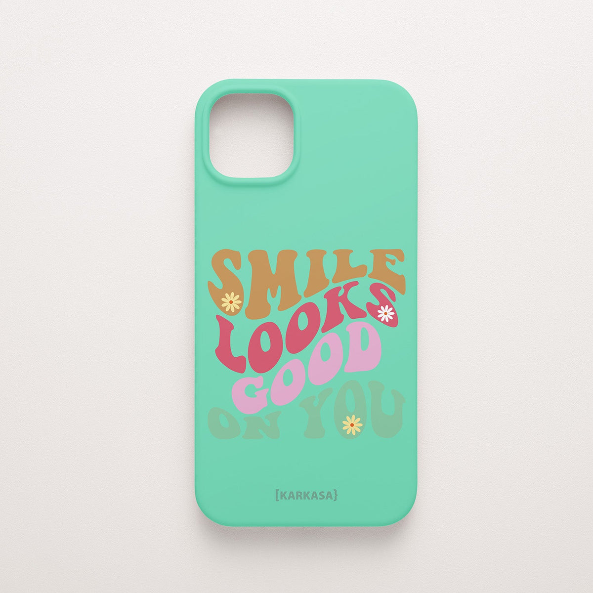 Funda KARKASA Silk Touch verde menta con frase Smile Looks Good On You en tipografía groovy psicodélica de colores. Carcasa mate de silicona para smartphone.